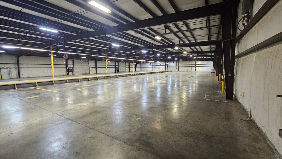 More Photos Of 2701 Southridge Dr, Wichita Falls Distribution For Lease