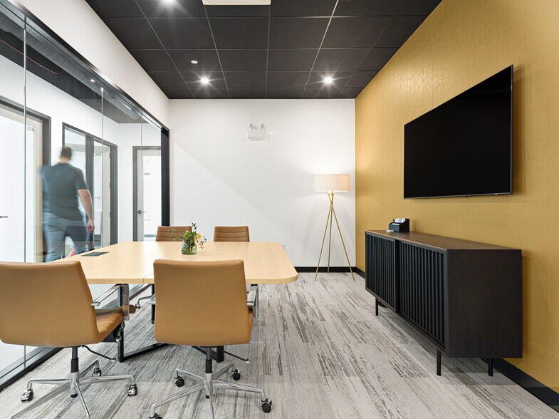 More Photos Of 3838 N Ravenswood Ave, Chicago Coworking Space