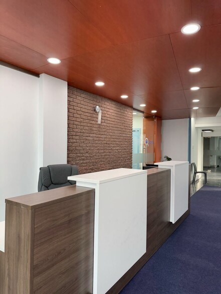 More Photos Of 3858-3870 Notre-Dame, Laval Office For Sale