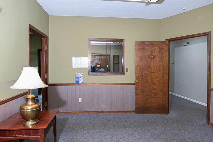 More Photos Of 3830 Rosemont Dr, Columbus Office For Sale