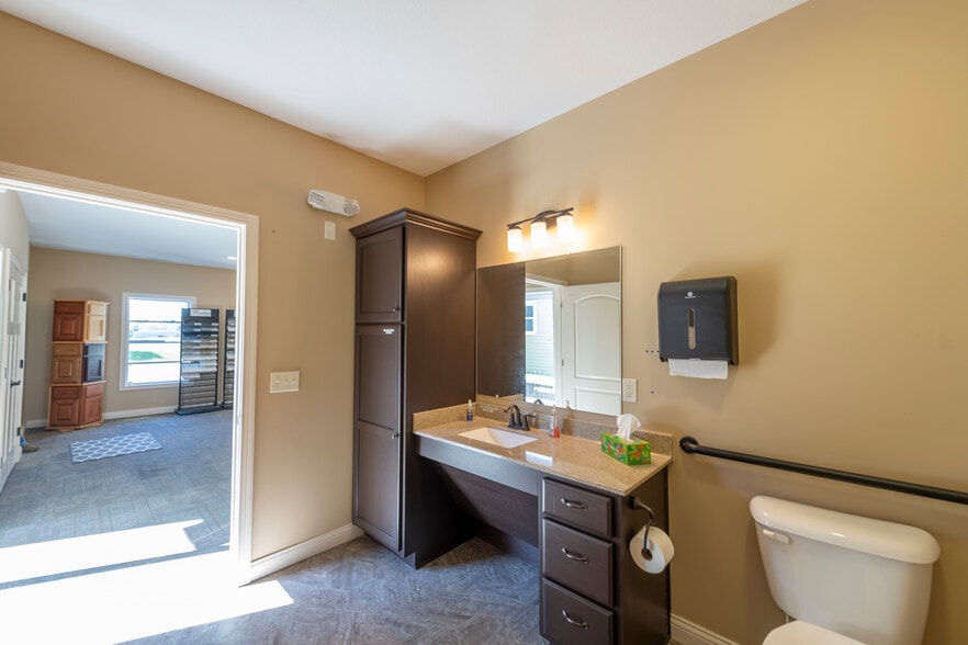 More Photos Of 102 N Park Dr, Columbia City Office For Sale