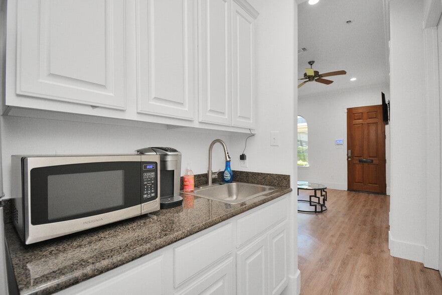 More Photos Of 12824 Willow Centre Dr, Houston Medical For Sale