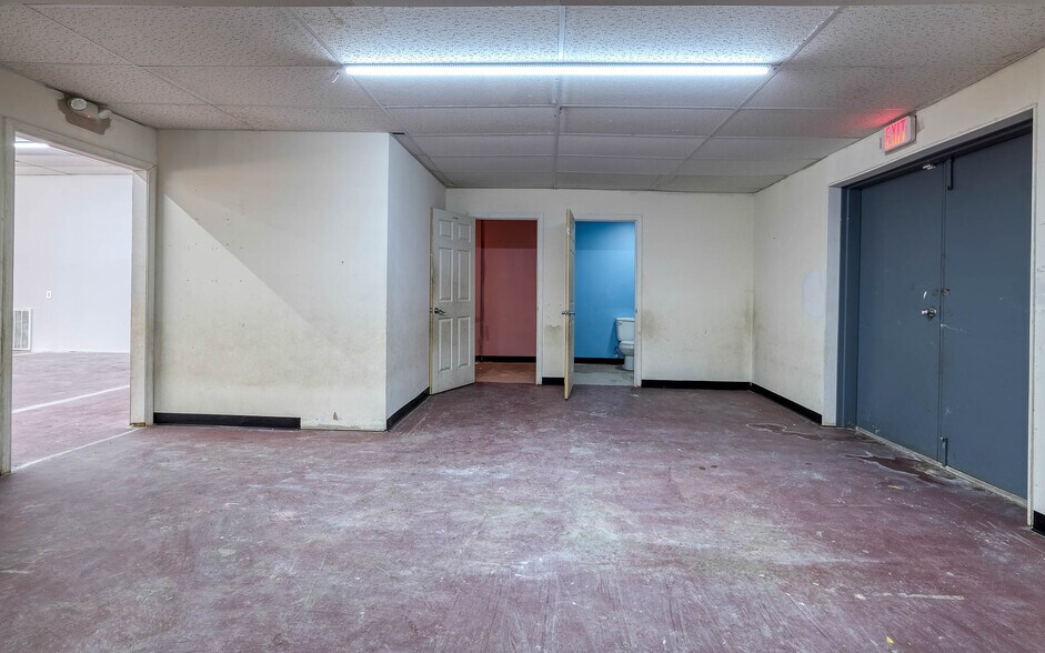 More Photos Of 1118 Smith St, Waller Showroom For Sale