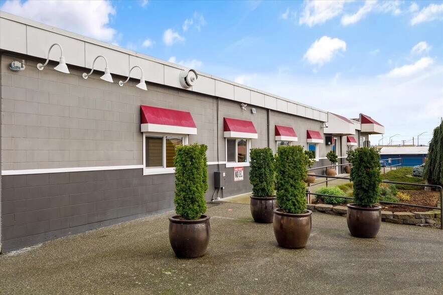 More Photos Of 1421 SW Barlow St, Oak Harbor General Retail For Sale