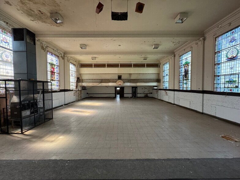 More Photos Of 4052 S Wabash Ave, Chicago Schools For Sale