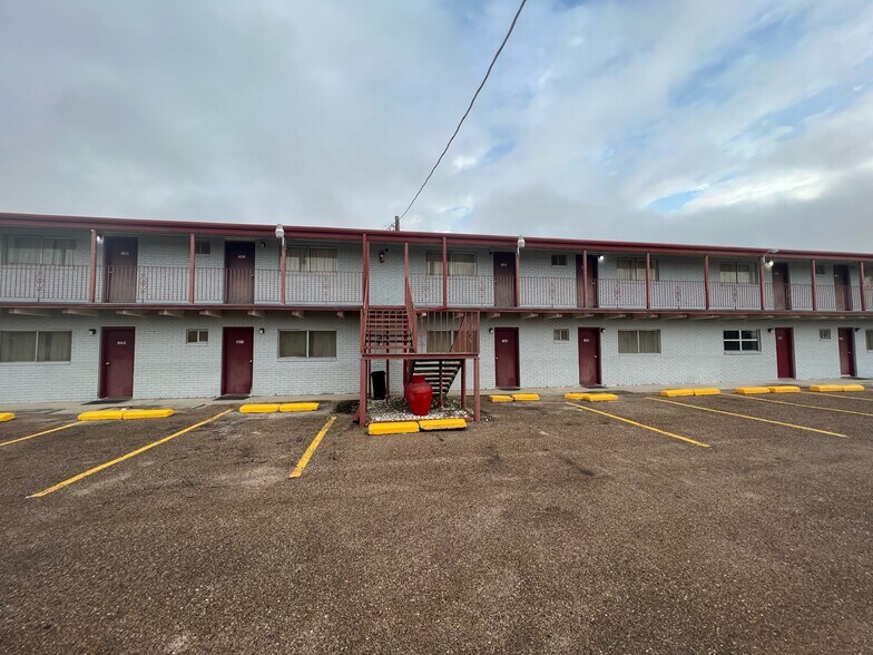 More Photos Of 512 E Riley St, Freer Hospitality For Sale