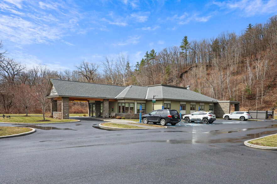 Primary Photo Of 7237 US-7, Pownal Medical For Sale