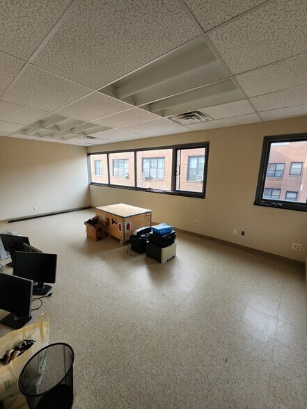 More Photos Of 1 Linden Pl, Great Neck Office For Lease