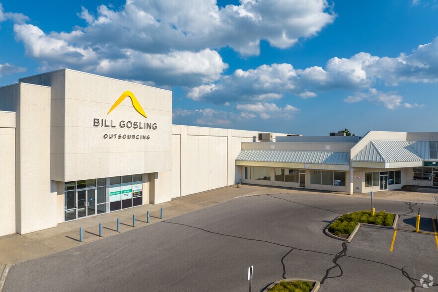 More Photos Of 16635 Yonge St, Newmarket Freestanding For Lease