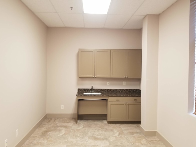 More Photos Of 409 N Oak St, Roanoke Storefront Retail Office For Lease