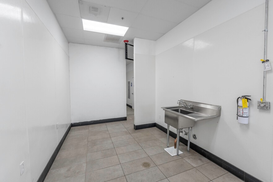 More Photos Of 12274 Palmdale Rd, Victorville Storefront For Lease