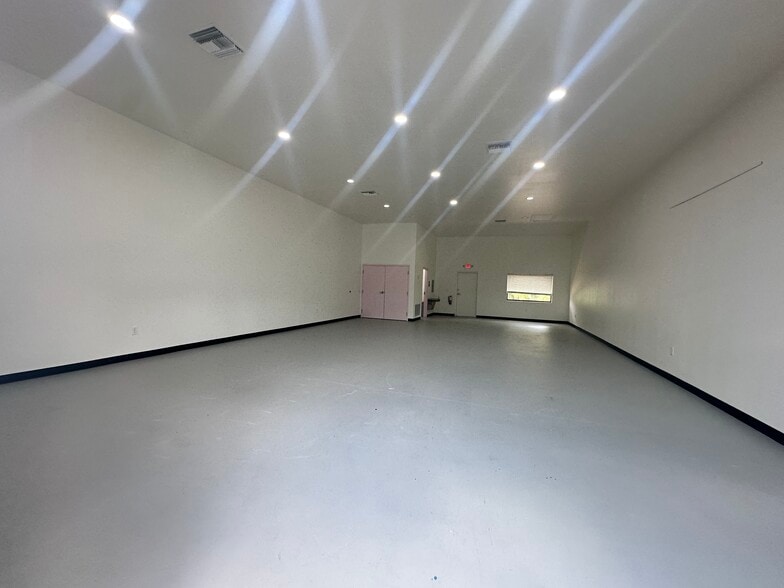 More Photos Of 741 Tillman Pl, Plant City Light Distribution For Lease