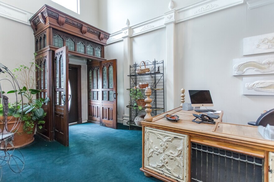 More Photos Of 4821 Broadway St, Addison Office For Sale