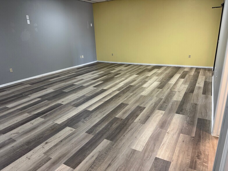 More Photos Of 101 SE 4th St, Moore Office For Lease