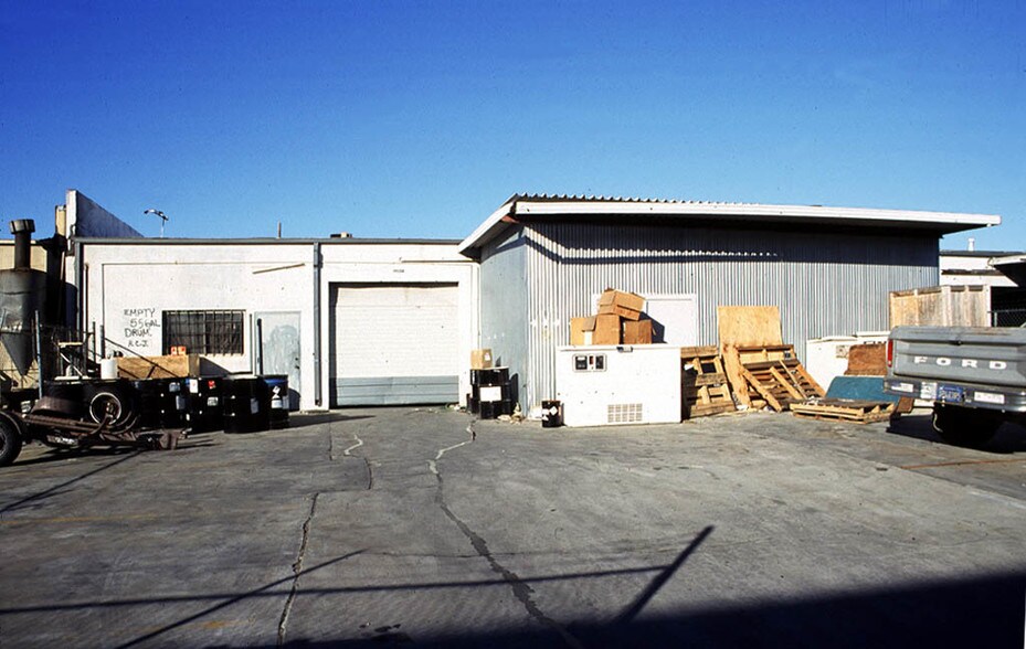More Photos Of 19338 Londelius St, Northridge Warehouse For Lease