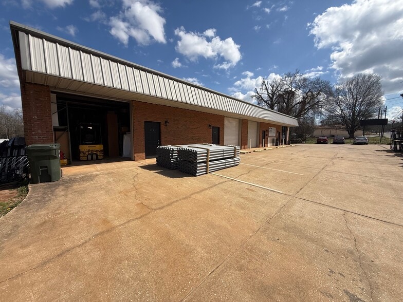 More Photos Of 1601 Spring Dr, Opelika Showroom For Lease