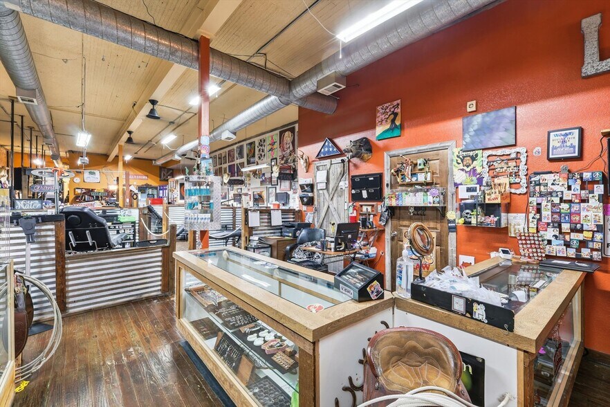 More Photos Of 1426 N Main St, Fort Worth Storefront Retail Office For Lease