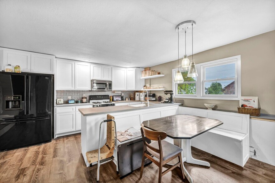 More Photos Of 100 Factory St, LaGrange Flex For Sale