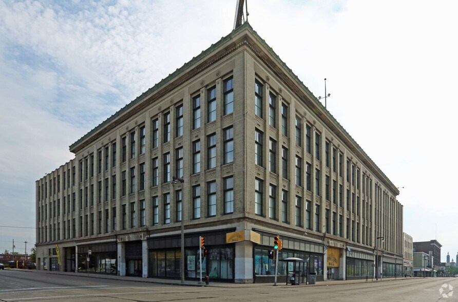 More Photos Of 1670 S 11th St, Milwaukee Apartments For Lease