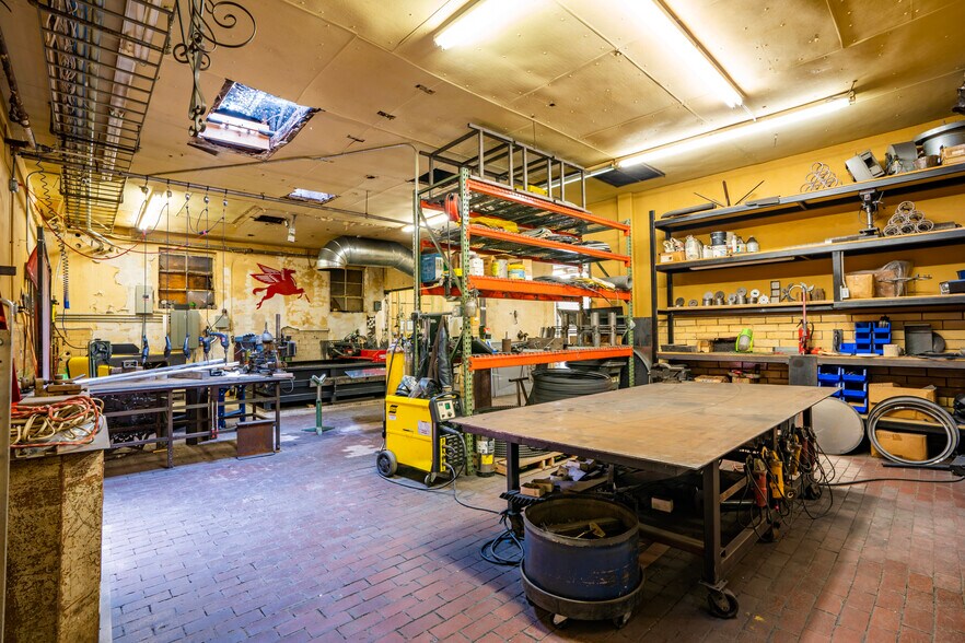 More Photos Of 2005 Wall St, Dallas Showroom For Lease