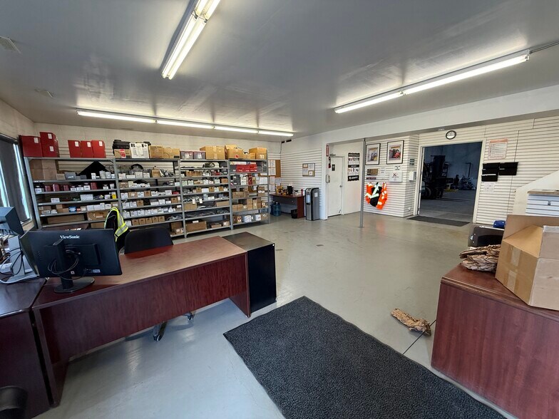 More Photos Of 2843 2 Av N, Lethbridge Flex For Lease