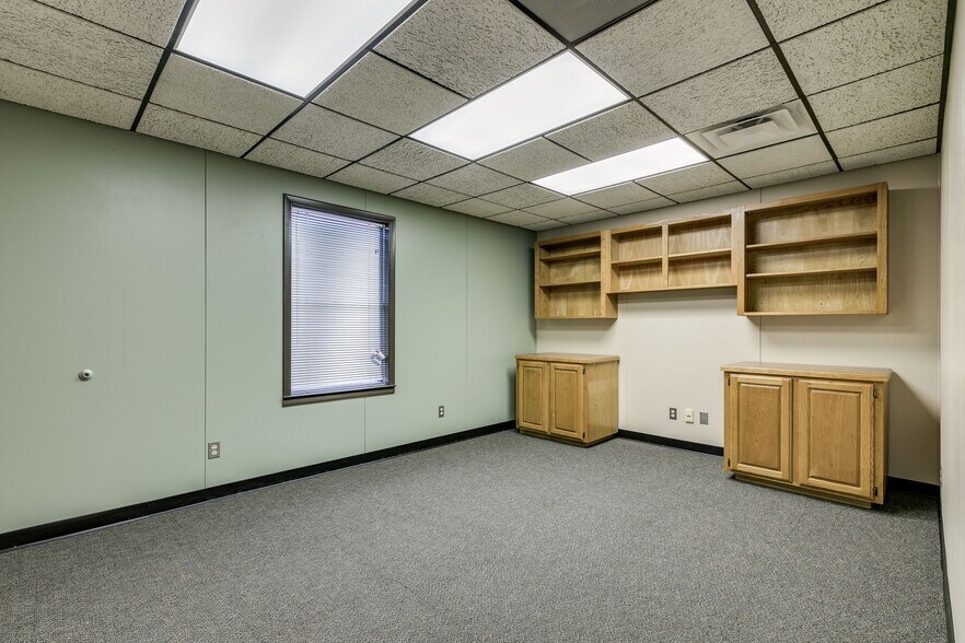 More Photos Of 602 W 12th St, Taylor Office For Lease