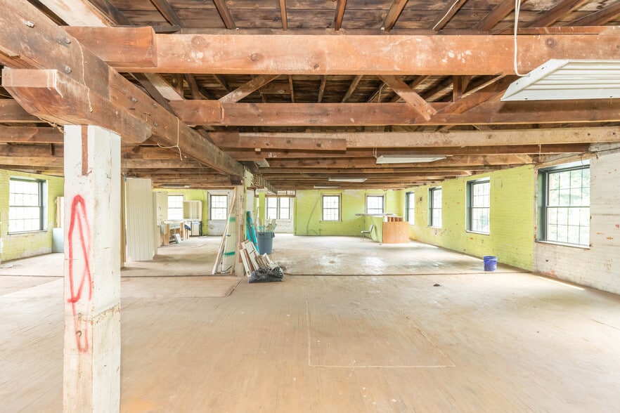 More Photos Of 1340 W Main St, Wytheville Loft Creative Space For Sale