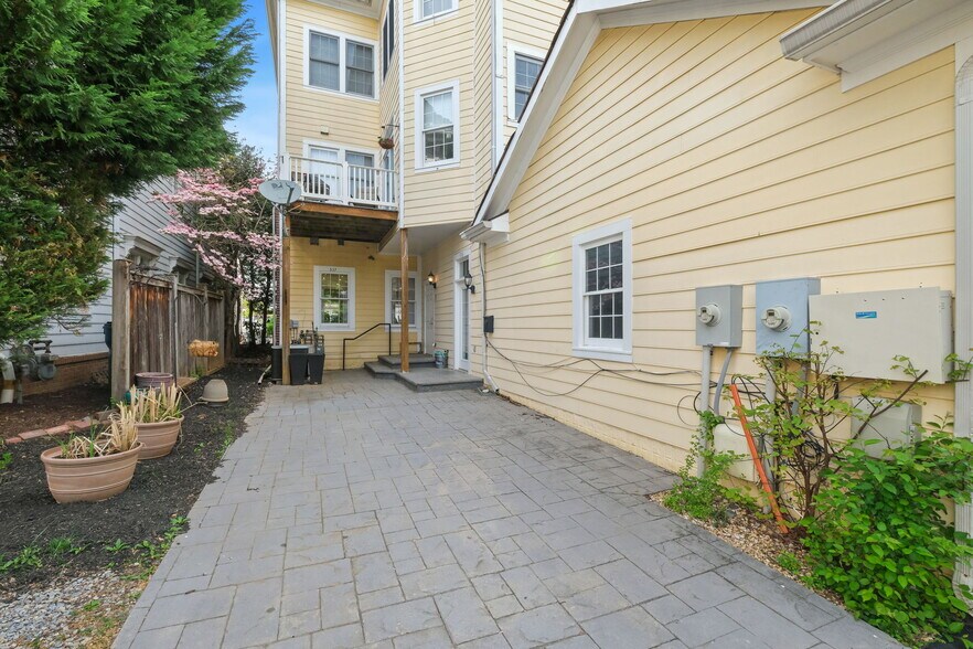 More Photos Of 337 Main St, Gaithersburg Storefront For Sale