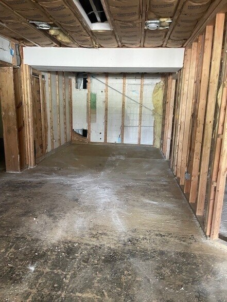 More Photos Of 1012 E Hackberry St, Salem Freestanding For Sale