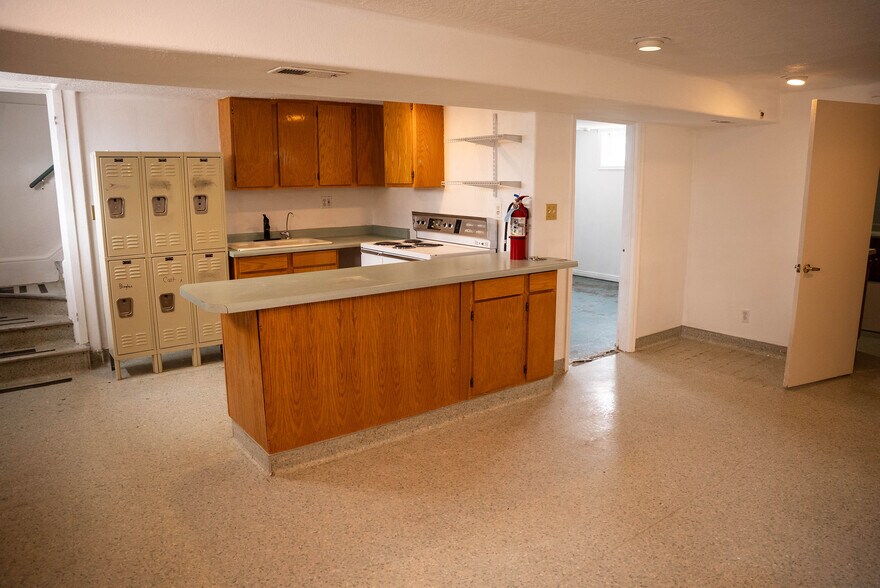 More Photos Of 1545 W State St, Hurricane Veterinarian Kennel For Lease