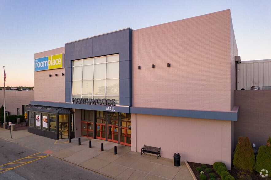 More Photos Of 2200 W War Memorial Dr, Peoria Department Store For Lease