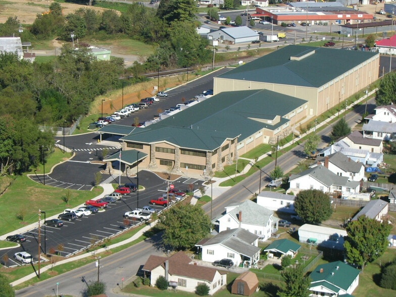 More Photos Of 172 Riverbend St, Waynesville Manufacturing For Lease