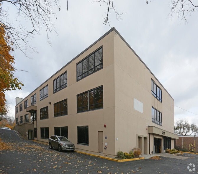 More Photos Of 400 W Main St, Riverhead Office For Lease