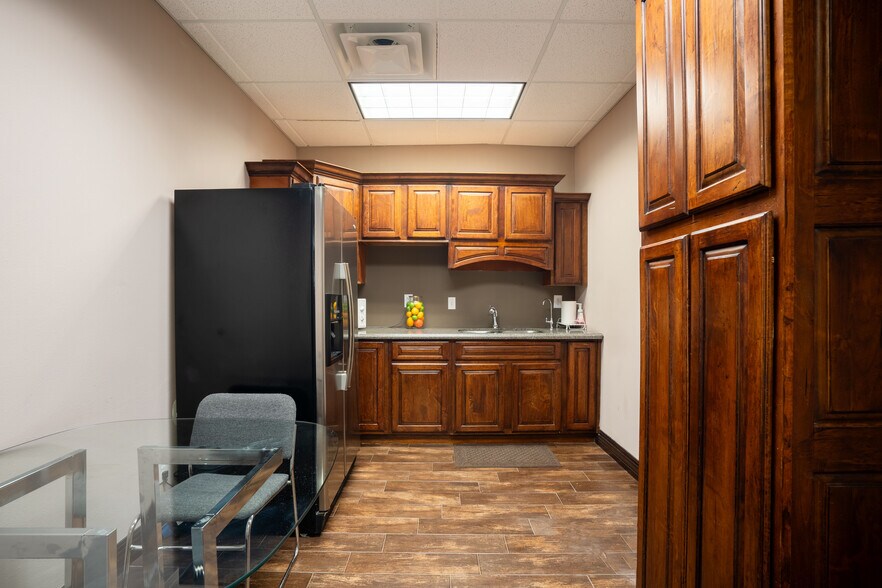 More Photos Of 7001 Westwind Dr, El Paso Office Residential For Lease