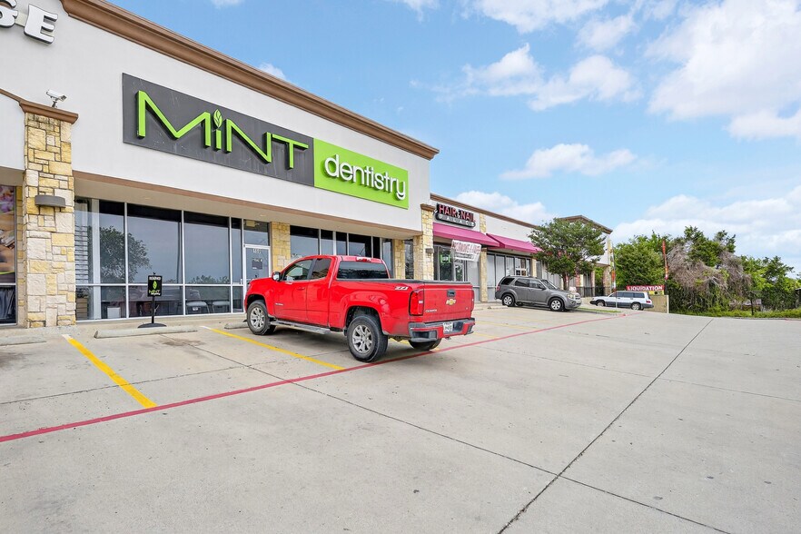 More Photos Of 8702 S Lancaster Rd, Dallas Freestanding For Sale