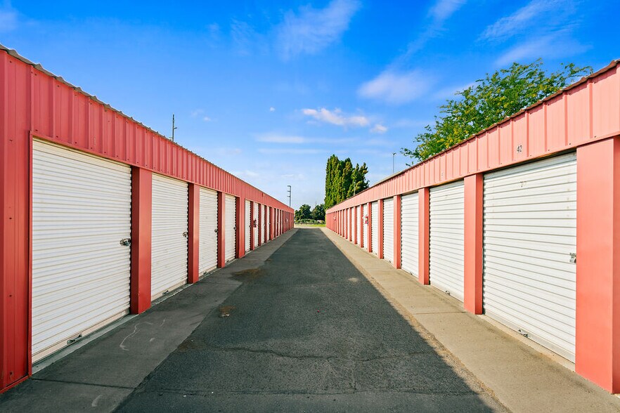 More Photos Of 31 Ray Rd, Sunnyside Sports And Entertainment For Sale