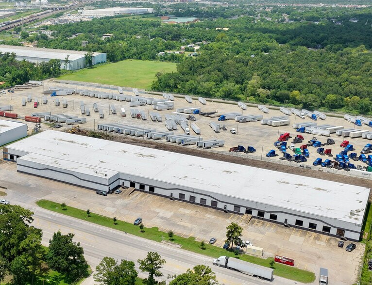 Primary Photo Of 5411-5415 Mesa Dr, Houston Warehouse For Lease