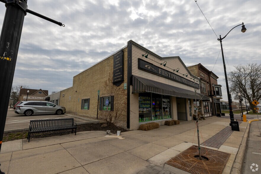 More Photos Of 230 S Main St, Jefferson Freestanding For Lease