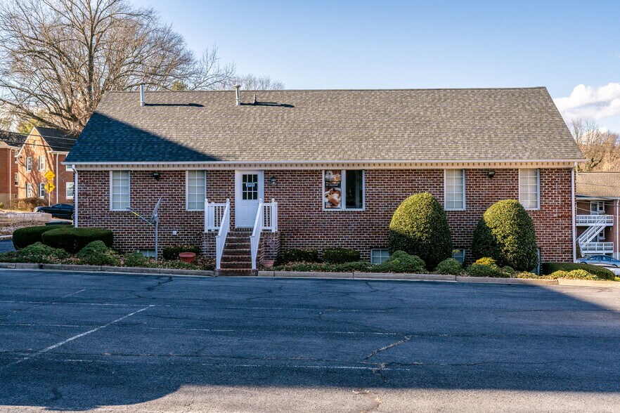 More Photos Of 413 N Coalter St, Staunton Office Residential For Lease