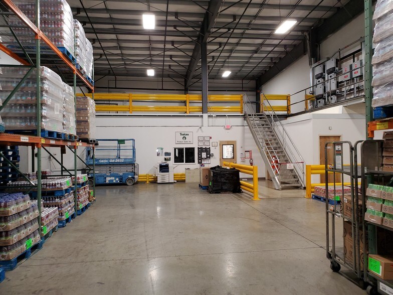 More Photos Of 15 Burton Dr, Cheshire Distribution For Lease