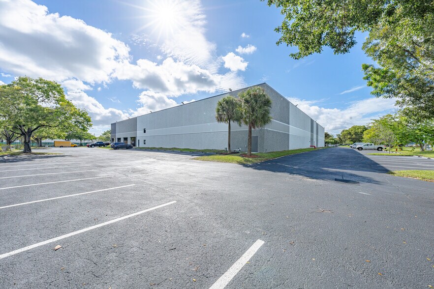 More Photos Of 5360 NW 35th Ave, Fort Lauderdale Warehouse For Lease