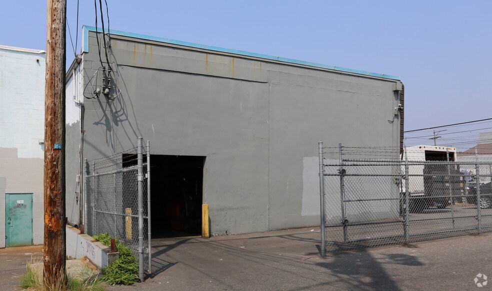 More Photos Of 1696 Franklin St, Vancouver Warehouse For Lease