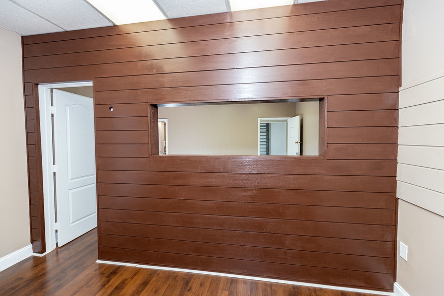 More Photos Of 2441 NW 93rd Ave, Miami Showroom For Sale
