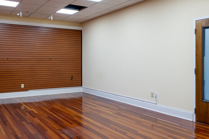 More Photos Of 5935 Rivers Ave, North Charleston Showroom For Lease