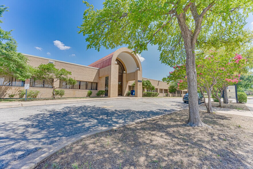 More Photos Of 2909 S Hampton Rd, Dallas Medical For Sale