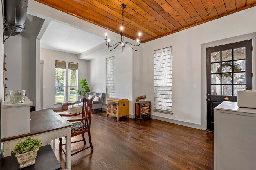 More Photos Of 115 N 1st St, Midlothian Storefront Retail Office For Sale