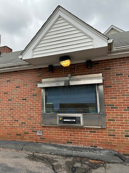 More Photos Of 75 Park Rd, West Hartford Bank For Lease
