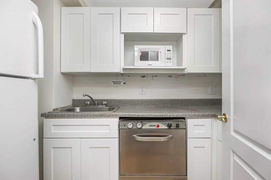 More Photos Of 66-06 70th St, Middle Village Office For Sale