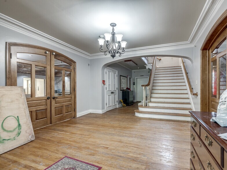 More Photos Of 702 S Lahoma Ave, Norman Dormitory For Sale