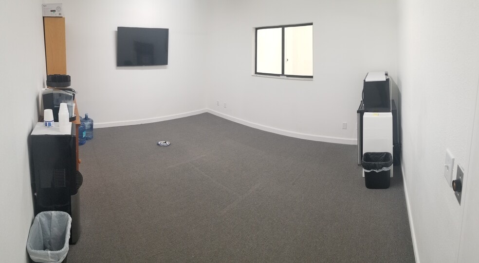 More Photos Of 174 Semoran Commerce Pl, Apopka Light Distribution For Lease